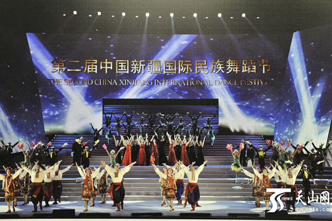  شىنجاڭ ناخشا-ئۇسسۇل سەنئىتى فوتوسۈرەت ئەسەرلىرى بىرلەشمە كۆرگەزمىسى باشلاندى   新疆歌舞艺术摄影联展将在舞蹈节期间举行