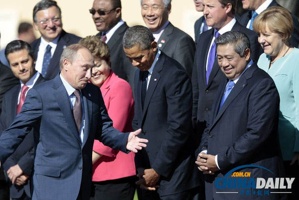 G20 كوللىكتىپ سۈرەتكە چۈشكەندە ئوباما بېشىنى تۆۋەن سېلىۋېلىپ پۇتىنغا قارىمىدى(1)