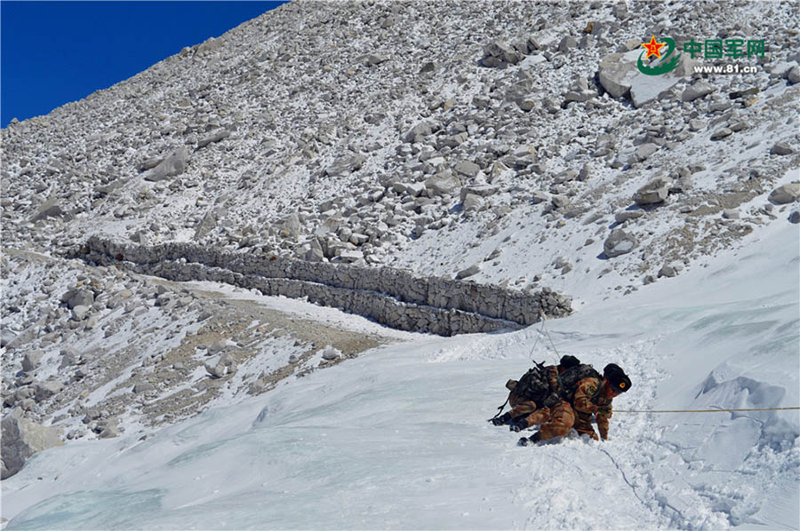 قار-مۇزلۇق چېگرانى قوغداۋاتقان جۇڭگو ھەربىيلىرى ئۆزلىرىنىڭ ياشلىقى ۋە ئىسسىق قېنى بىلەن تەسىرلىك سىمفونىيە يېزىپ چىقماقتا (2)