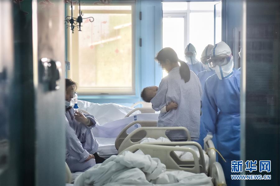 بېيجىڭ شەھىرىنىڭ يېڭى تىپتىكى تاجىسىمان ۋىرۇس بىلەن يۇقۇملانغان ئۆپكە ياللۇغى نۇقتىلىق دوختۇرخانىسىنى زىيارەت  