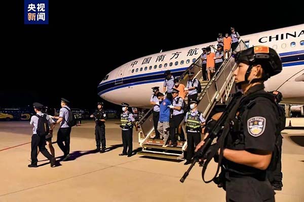  

153 نەپەر چېگرا ھالقىغان يالىڭاچ پاراڭلىشىپ قاقتى-سوقتى قىلغان تېلېگراف تور ئالدامچىلىقى جىنايەت گۇماندارى ھىندونېزىيەدىن ۋەتەنگە قايتۇرۇپ كېلىندى























  